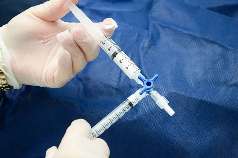 doutora_viviane_queli_macedo_de_alcantara_especialista_em_angiologia_e_cirurgia_vascular_tratamento-com-espuma